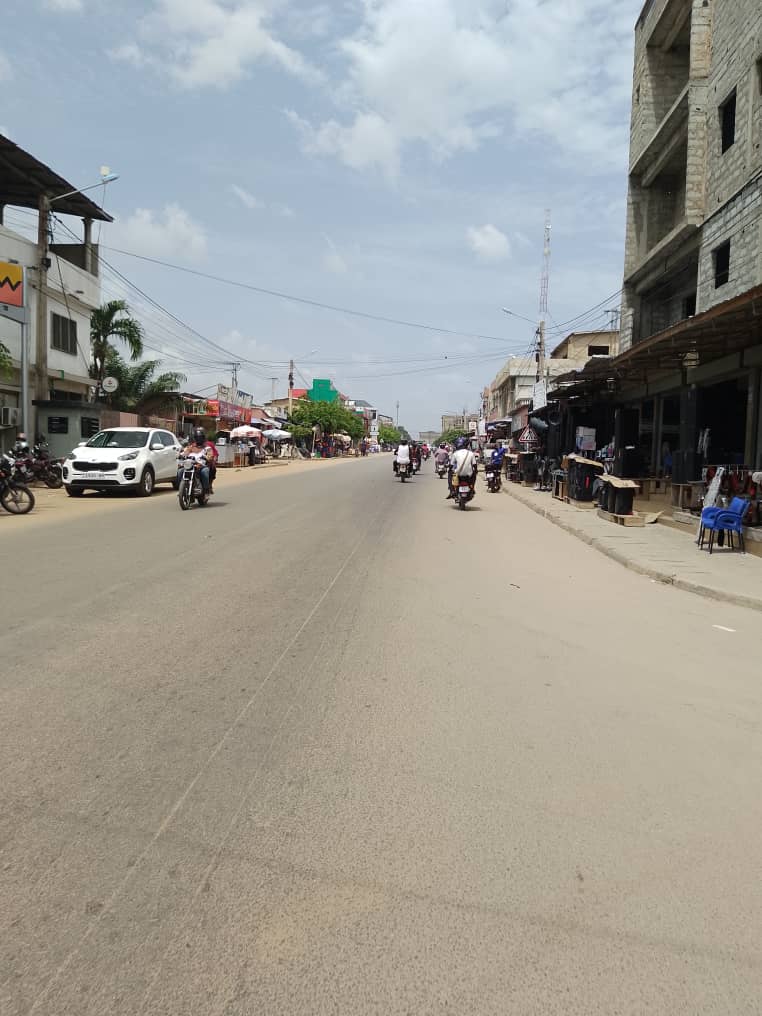 Terrain de 450 m² en vente en bord du goudron à Tokoin Ramco – 75 millions FCFA