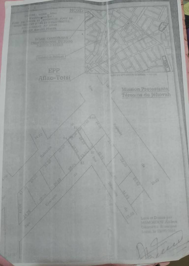 Terrain d'un quart de lot carré en vente à Totsi – 15 millions FCFA