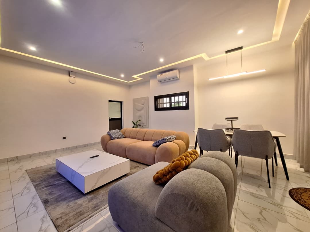 Appartement meublé haut standing 1 chambre salon à louer à Agoè Minamadou, bord du goudron – Prix à partir de 35.000 FCFA par nuit