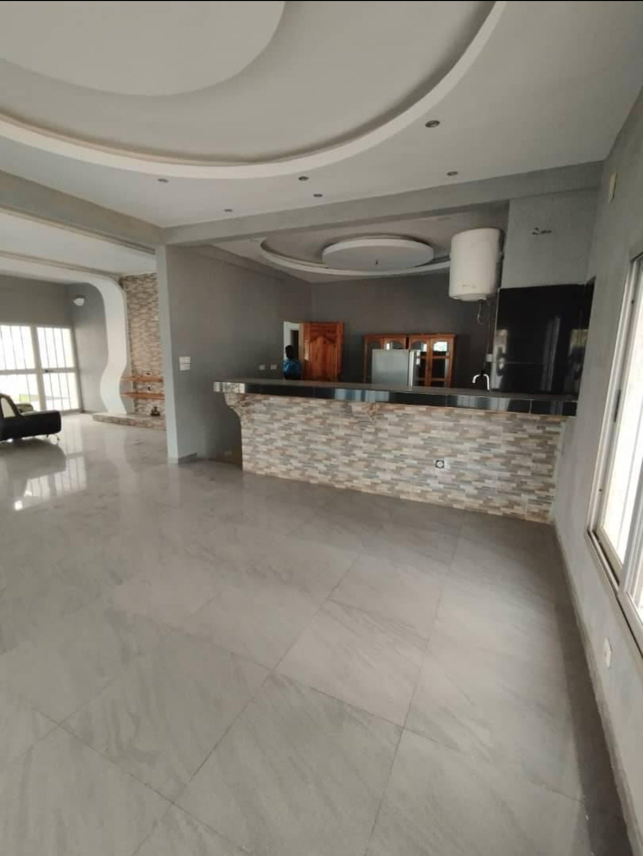 À LOUER – VILLA DUPLEX 6 PIÈCES (4 CHAMBRES, 2 SALONS) AVEC JARDIN À AGOÈ MINAMADOU