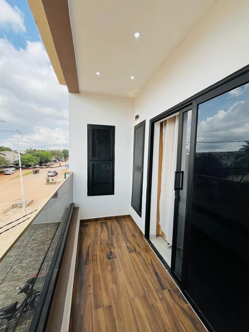 Appartement meublé 2 chambres en location en bord du goudron à Djidjolé – 500 000 FCFA/mois
