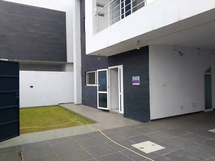 Villa neuve 5 chambres avec piscine à louer à Agbalepedo – 1.500.000 FCFA