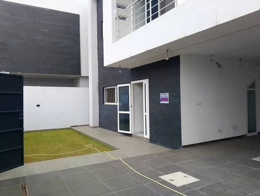 Villa neuve 5 chambres avec piscine à louer à Agbalepedo – 1.500.000 FCFA