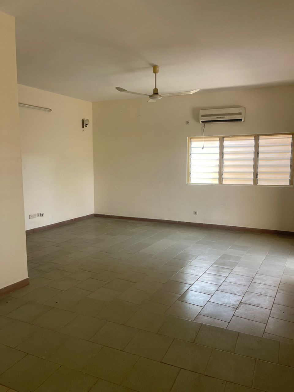 *UNE VILLA À VENDRE À NYÉKONAKPOÈ*