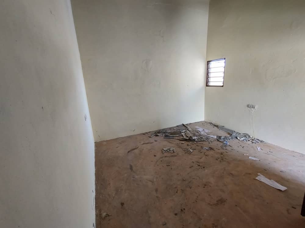Maison 4 pièces en vente en angle de rue à Zanguera – 12 millions FCFA