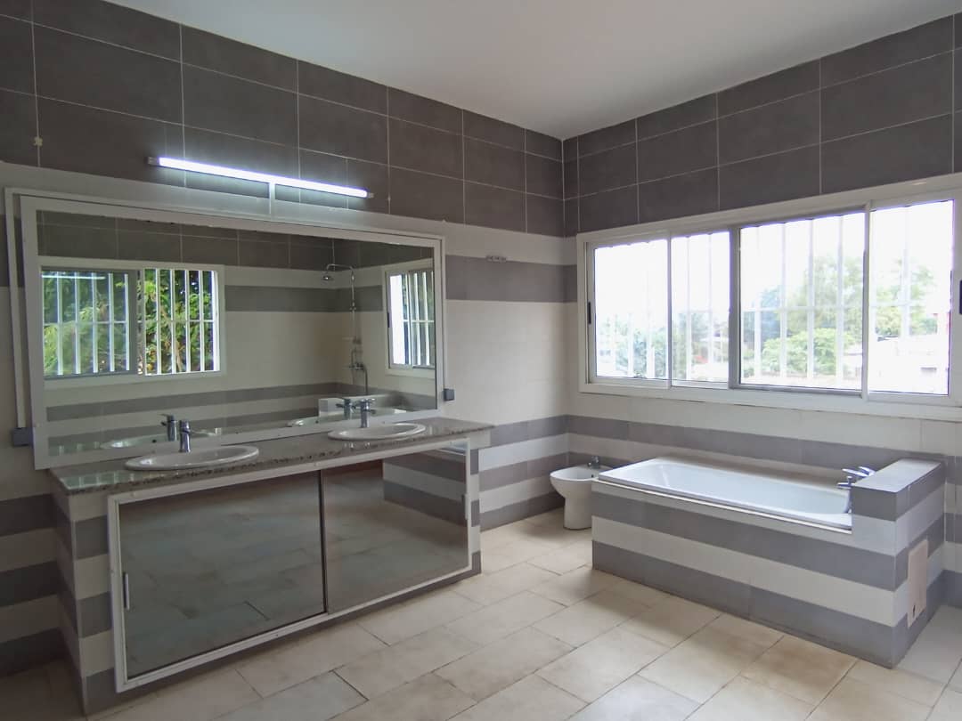 Villa triplex avec piscine à louer à Kodjoviakopé – 1 300 000 FCFA par mois