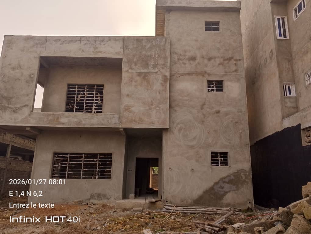 Villa duplex inachevée en vente à Avépozo Kpota – 50 000 000 FCFA