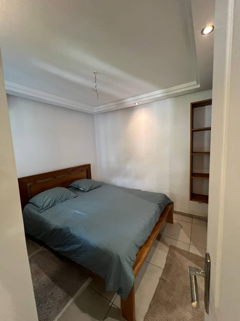 Cour meublée 2 chambres à louer à Djidjolé Avenou Ecole Kouvahey – 500 000 FCFA
