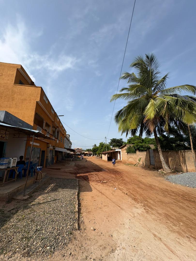 Demi lot avec projet immobilier locatif en construction à vendre à Agoè Logopé – 20 millions FCFA