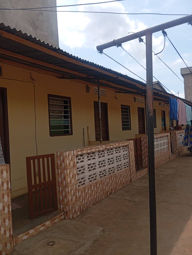 Maison de location 6 chambres en vente à Avédji – 57 millions FCFA