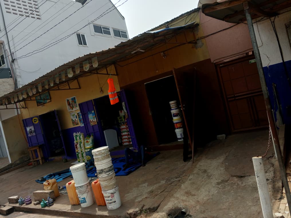 Demi lot avec 3 chambres en vente à Cacaveli – 60 millions FCFA