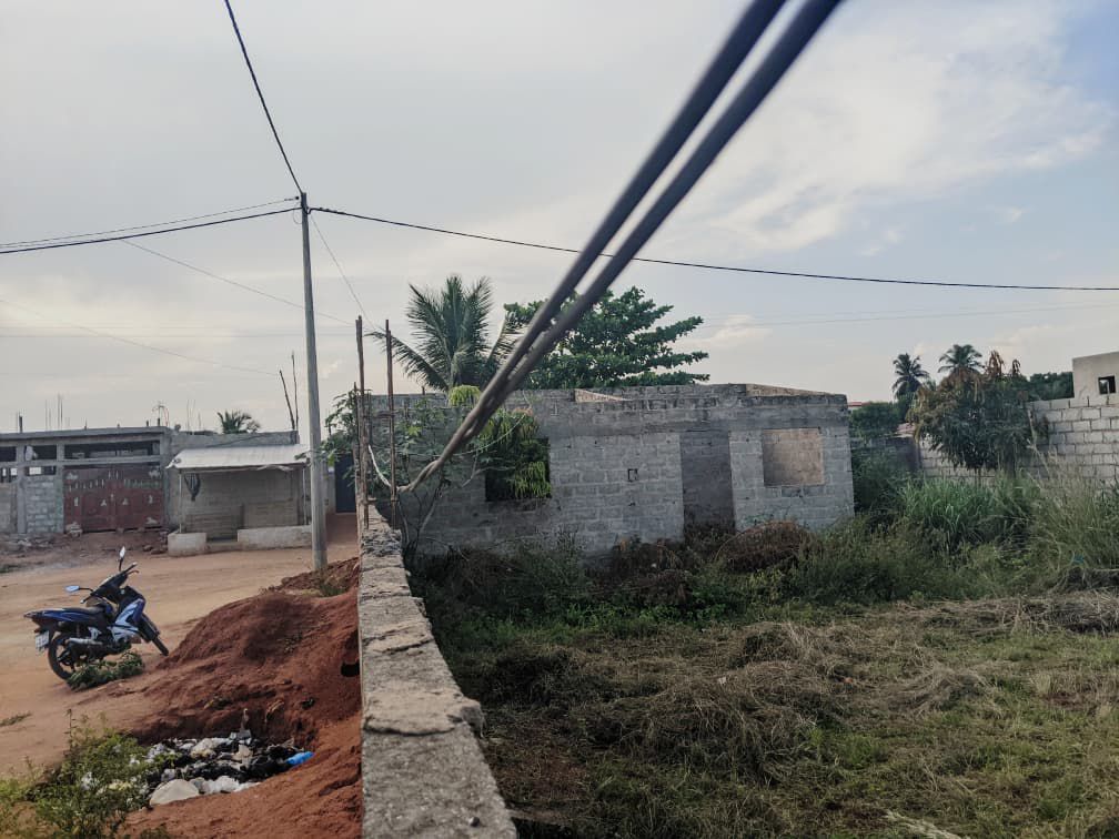 ¼ lot carré en angle rue en vente à Ségbé Démé – 5 millions FCFA