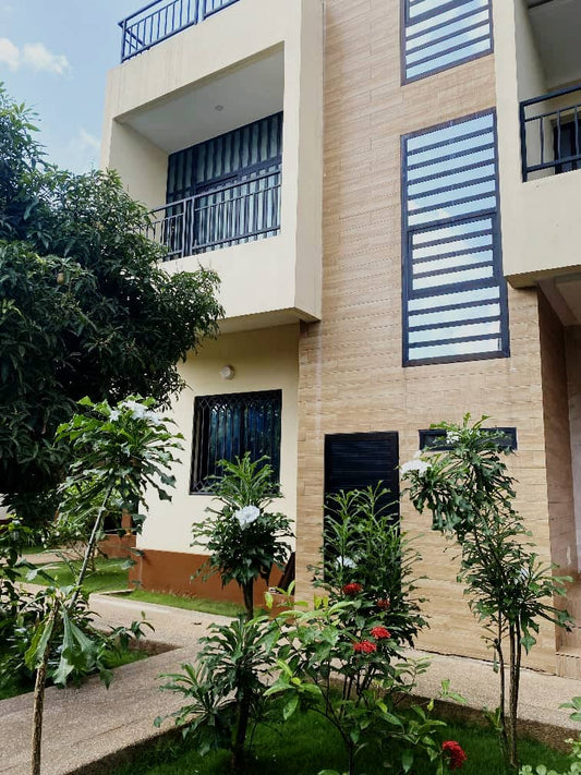 Villa duplex meublée à louer à Logopé – 500 000 FCFA