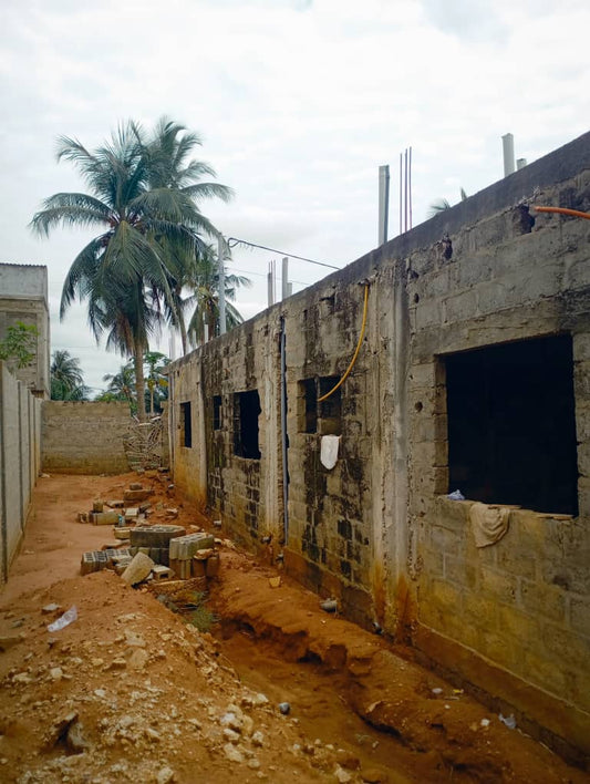 Maison inachevée prévue R+3 sur 1 lot en vente à Agoe sogbossito – 85 millions FCFA