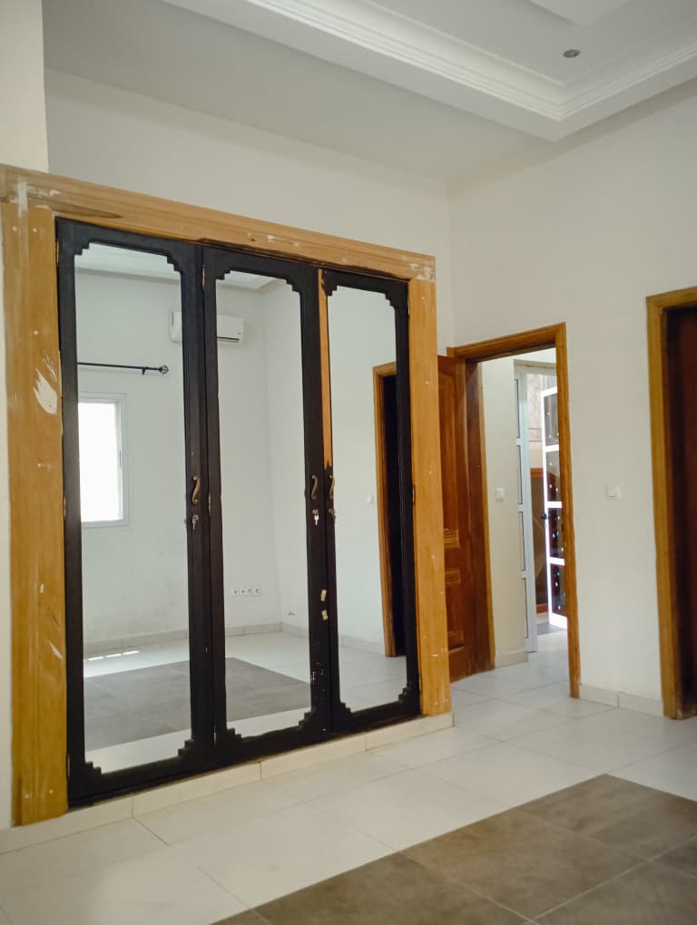 Villa R+1 en location au bord du goudron à Cacaveli – 500000 FCFA