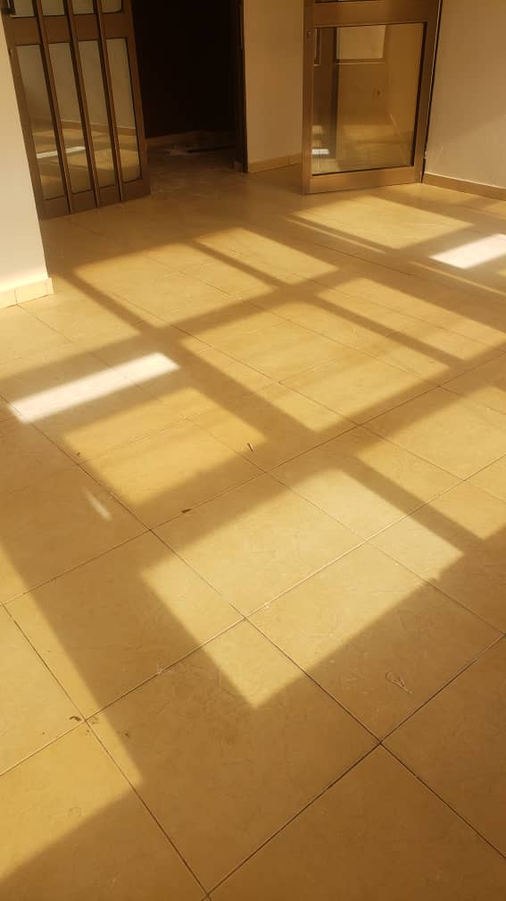 Bureau ou boutique de chambres salon en location en bordure de goudron à Avédji Adrokpape – 110 mille FCFA