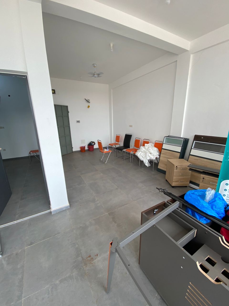 Bureau à louer au bord du goudron à Attikoumé Adinamato – 230000 FCFA