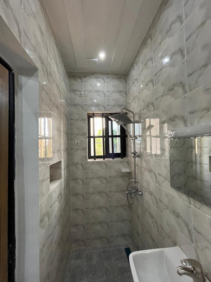 Appartement meublé 2 chambres en location en bord du goudron à Djidjolé – 500 000 FCFA/mois