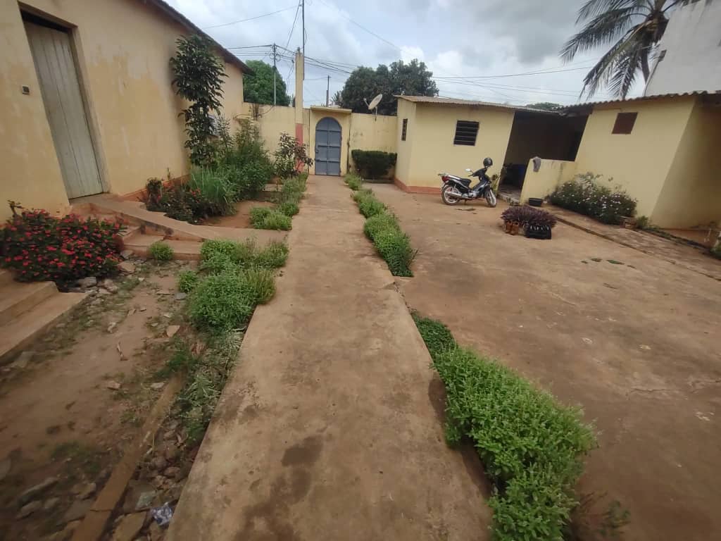 Grande maison en vente à Agoe Kitidjan – 70 millions FCFA