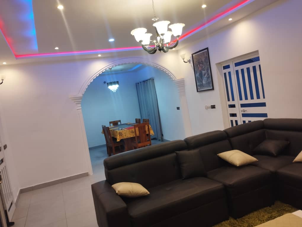 Villa meublée 3 chambres à louer à Baguida derrière la cité BOAD – 400 000 FCFA