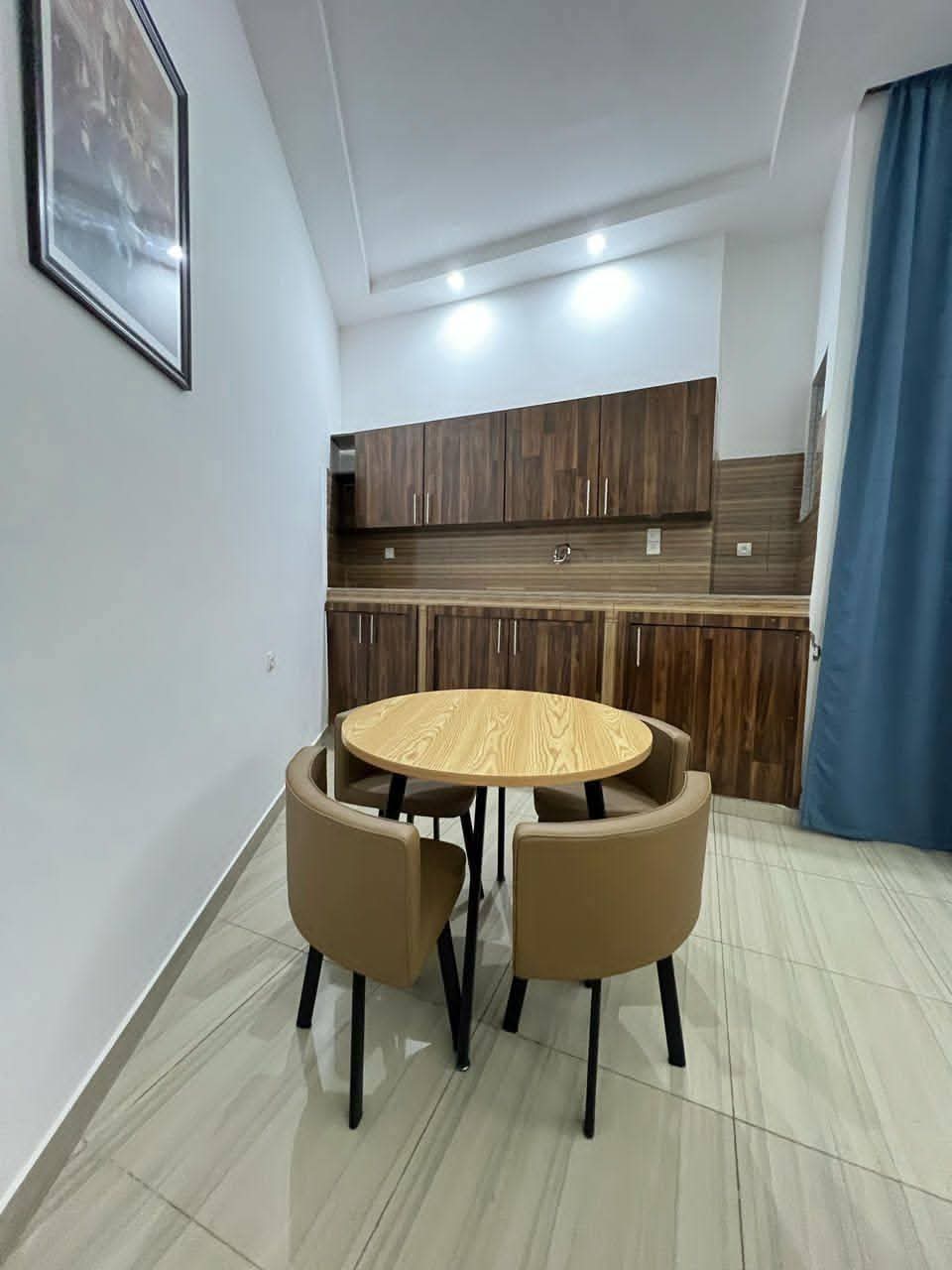 Appartement studio meublé haut de gamme à louer à Attikoumé – 250 000 FCFA