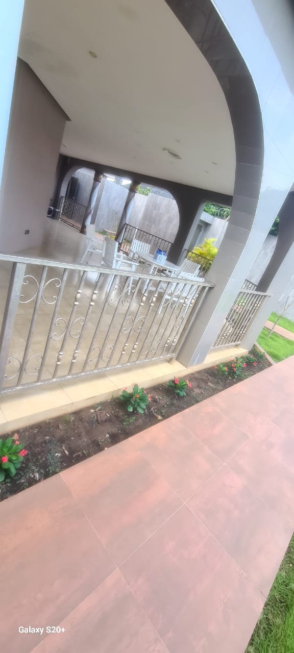 Villa 5 chambres en vente sur 1 lot et demi en angle de rue à Avedji – 300 millions FCFA