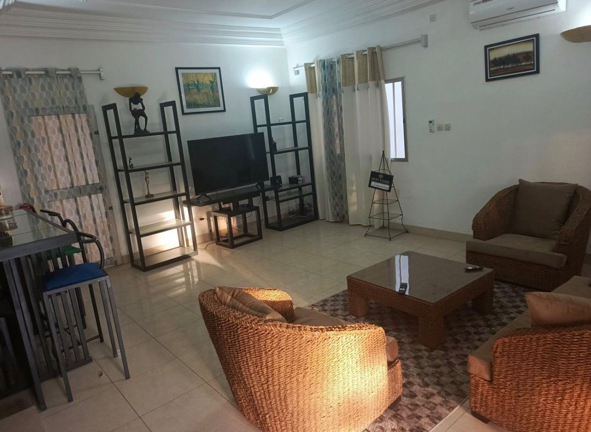 Villa meublée 3 chambres à louer à Avépozo – 400000 FCFA/mois