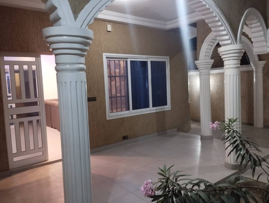 Villa meublée 3 chambres à louer à Baguida derrière la cité BOAD – 400 000 FCFA