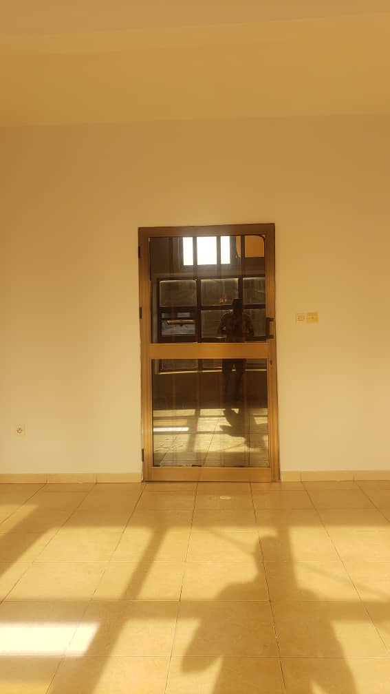 Bureau ou boutique de chambres salon en location en bordure de goudron à Avédji Adrokpape – 110 mille FCFA