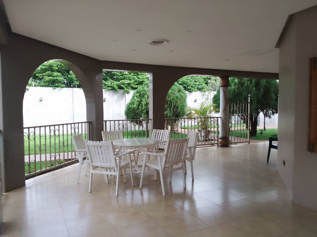 Villa basse 4 chambres en vente sur 900 m² en angle de rue à Agoè Léo 2000 – 325 millions FCFA