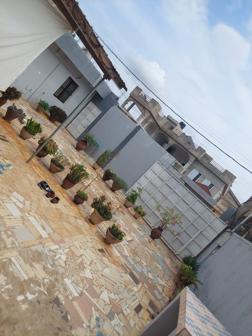 Villa avec 2 chambres salon et 2× chambre salon inachevés en vente à Cacaveli (Ecole Mariam) – 75 millions FCFA
