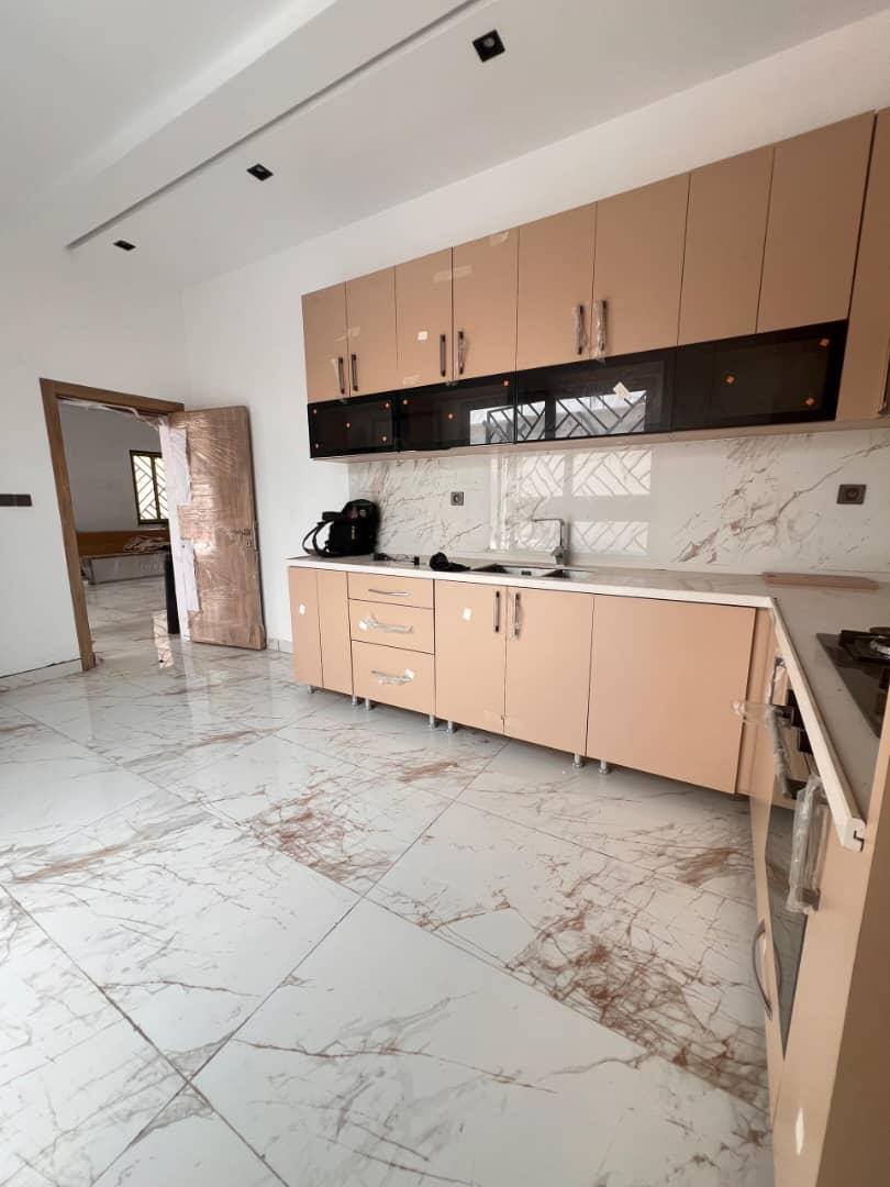 Villa triplex 6 chambres avec piscine à vendre à Djidjolé – 300.000.000 FCFA
