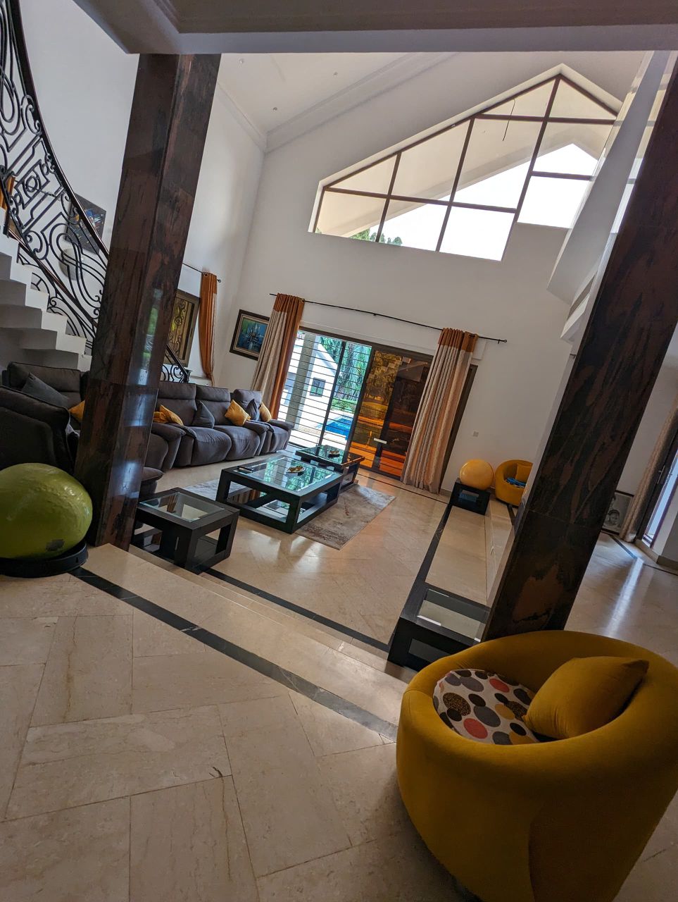 À LOUER : MAISON DE 12 CHAMBRES AVEC PISCINE À DJIDJOLÉ – 2.500.000F/MOIS