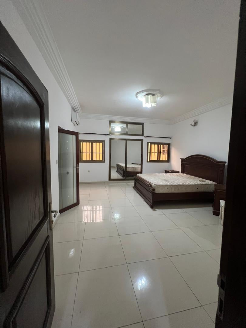 Villa R+1 de 6 chambres à louer à Tokoin – 700000 FCFA