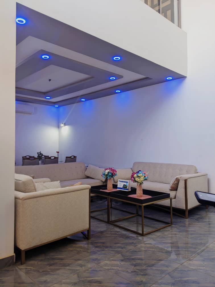 Villa duplex meublée à louer à Logopé – 500 000 FCFA