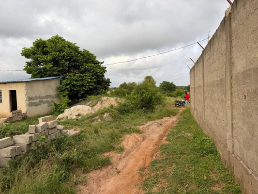 Terrain d'un quart de lot clôturé en vente à Aképé – 5 000 000 FCFA