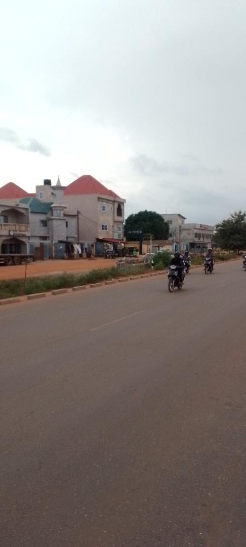 Terrain d'un demi lot en vente à Agoé Sogbossito à 100 m du goudron – 15 millions FCFA