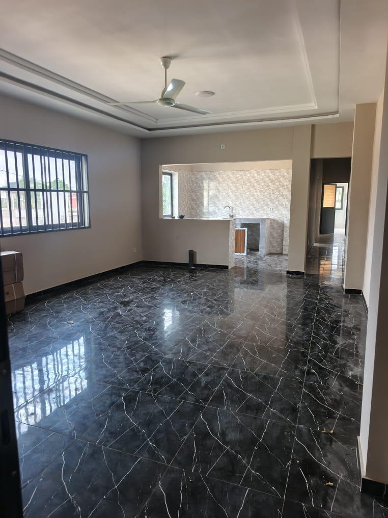 Immeuble avec villa duplex 4 chambres et 4 boutiques en vente à Kégué non loin du Stade – 250 millions FCFA
