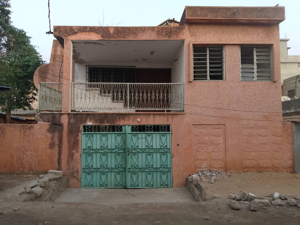 Terrain bâti en vente à Assigamé Aguiyakome – 220 millions FCFA