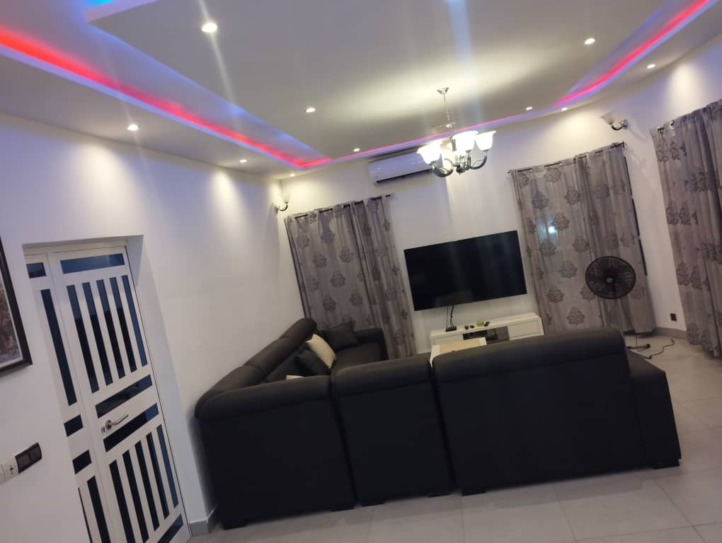 Villa meublée 3 chambres à louer à Baguida derrière la cité BOAD – 400 000 FCFA