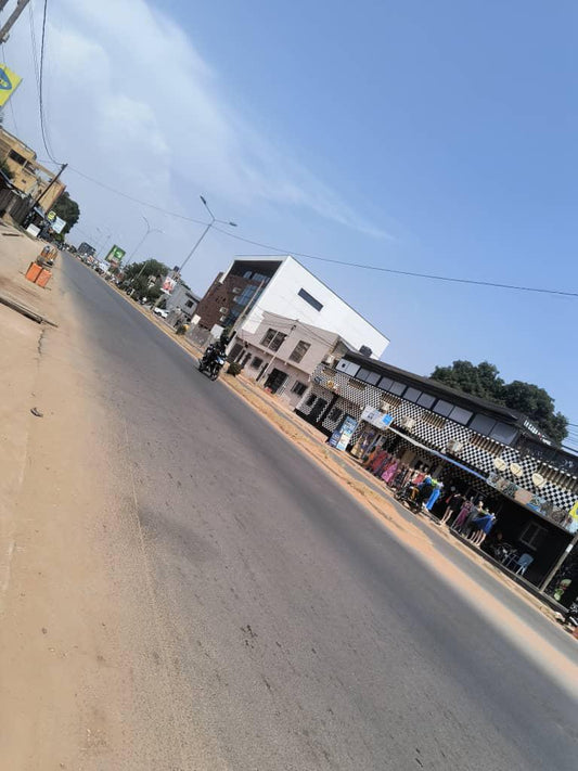 Terrain 1 lot avec titre foncier à vendre au bord du goudron à Attikoumé Adinomoto – 190 millions FCFA