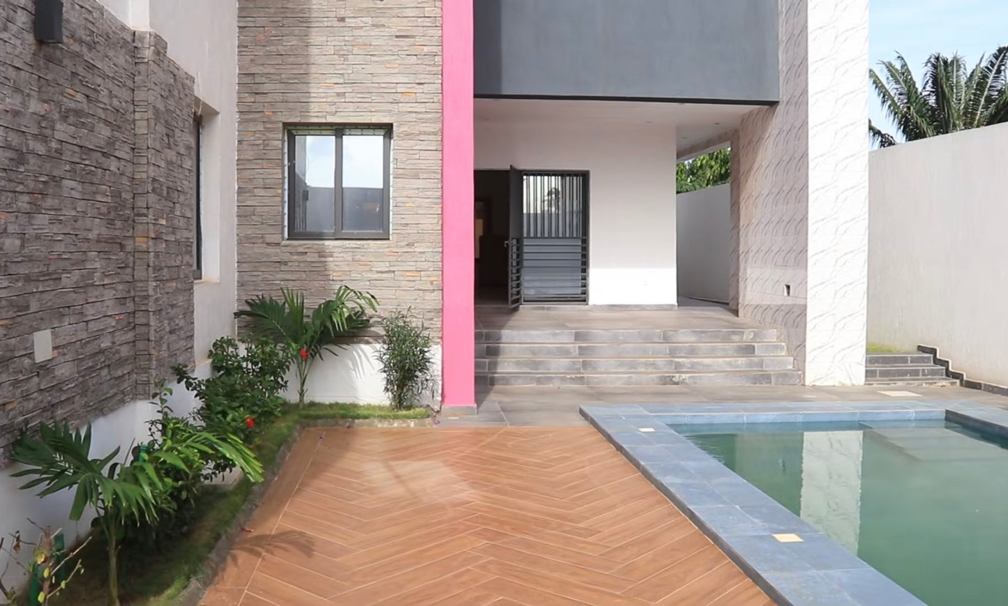 Villa 7 chambres avec piscine et jardin en vente à Kégué – 300 millions FCFA