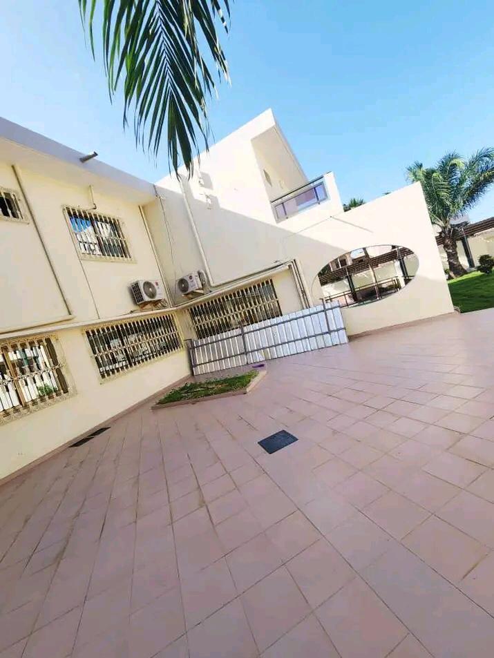 Villa 7 chambres meublée à louer à Nukafu zone direction Moov – 800 000 FCFA/mois