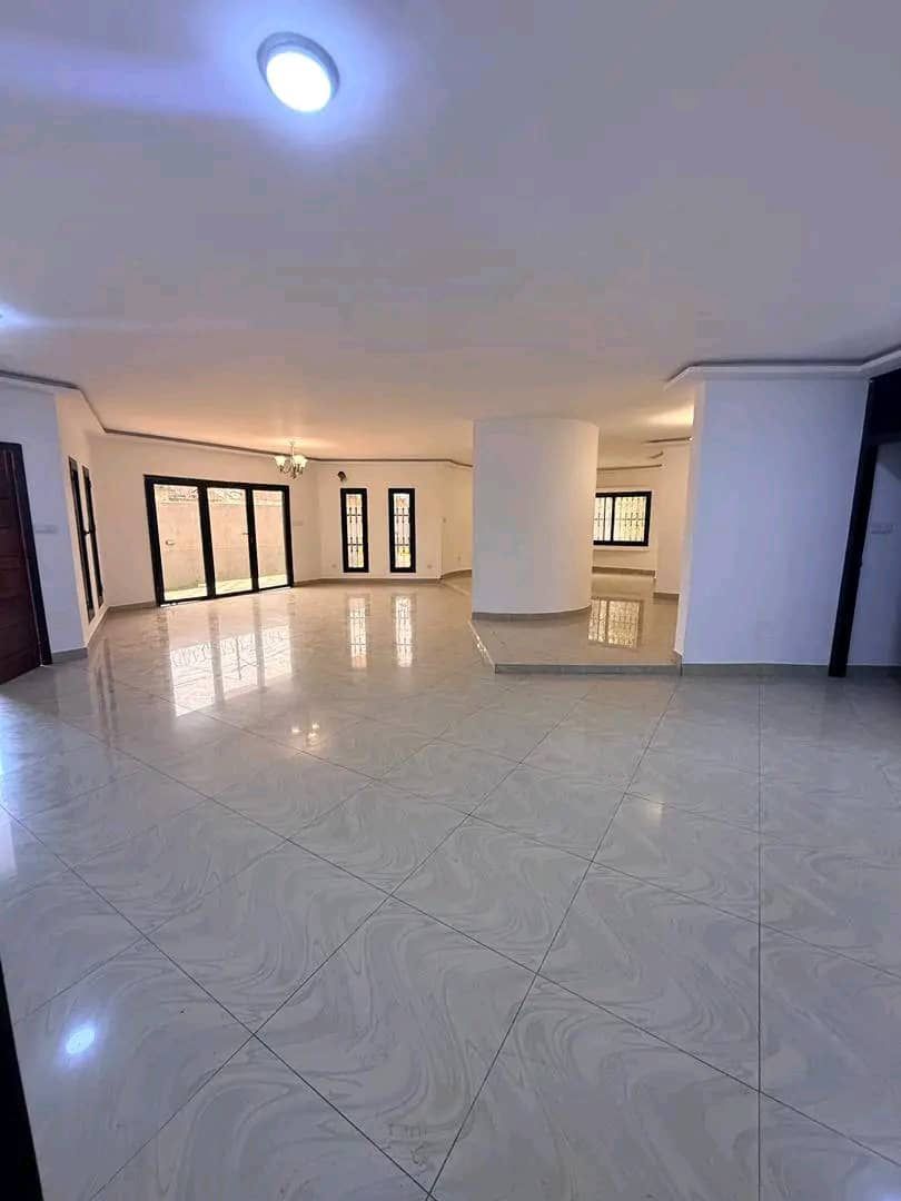 Villa 5 chambres en location à Nyekonakpoe, non loin du lycée français – 800000 FCFA