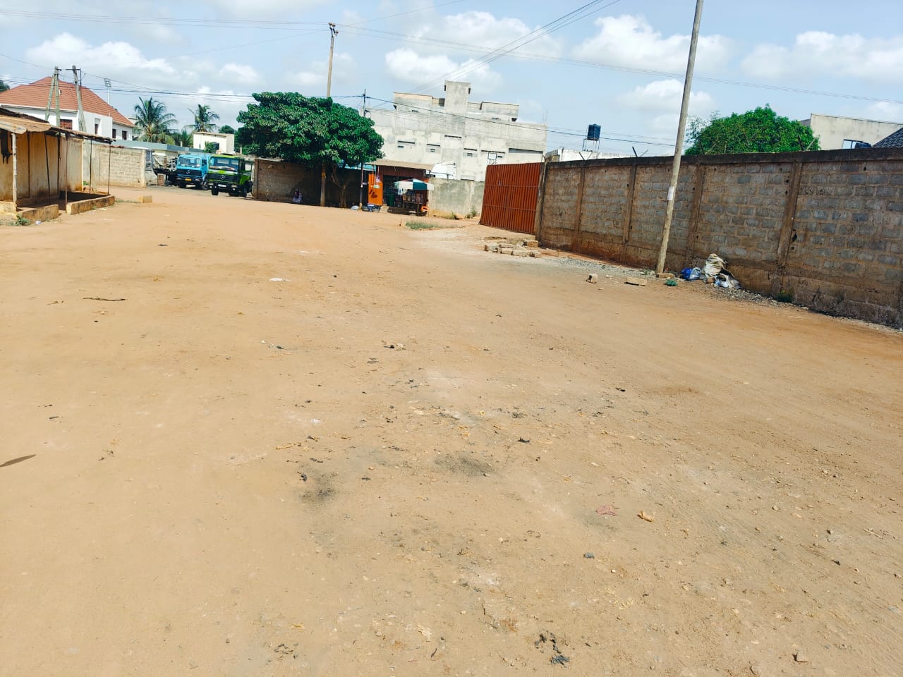 Demi lot en vente à Kegué, proche de l'école américaine et à 200m du goudron – 25 millions FCFA