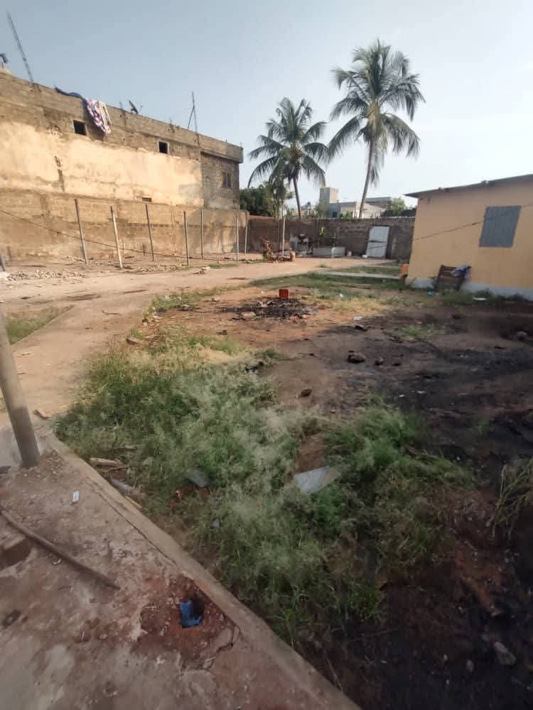 Terrain avec 2 pièces à louer à Telessou – 80 000 FCFA/mois