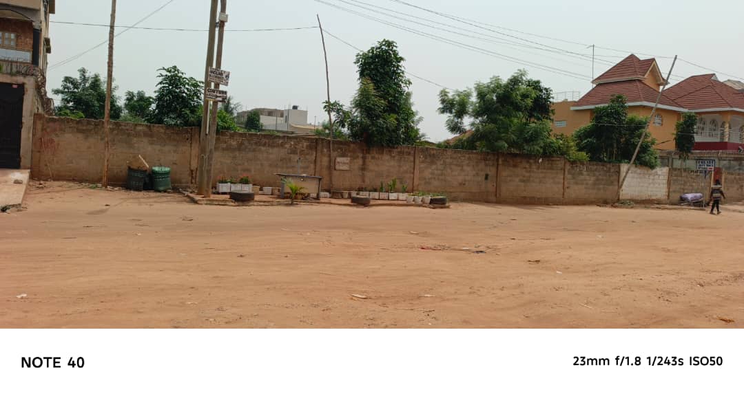 2 lots collés clôturés en vente à Apédokoè Gbomamé – 50 millions FCFA par lot