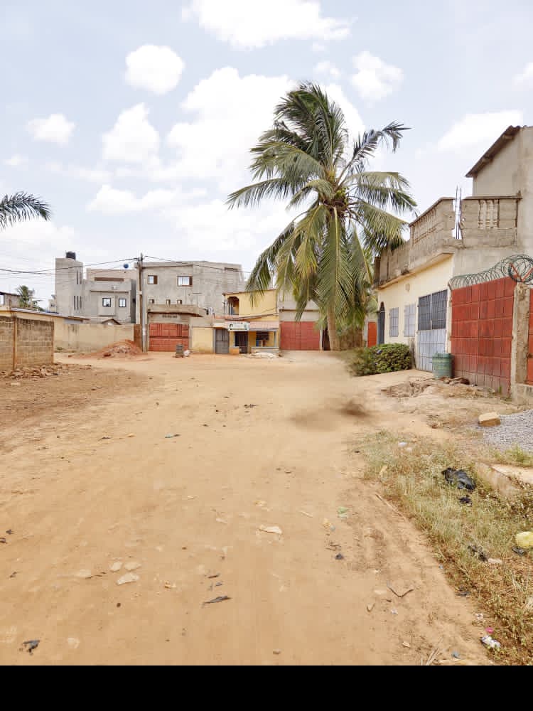 Demi-lot de 300 m² en vente à Agoè Sogbossito – 15 millions FCFA