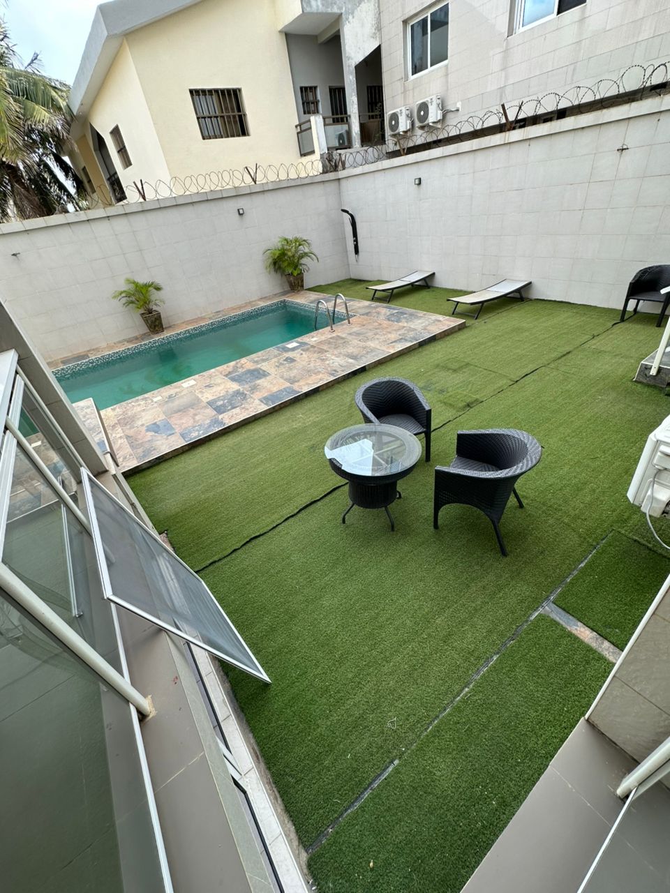 Villa triplex 4 chambres avec piscine en vente à Baguida – 280 millions FCFA