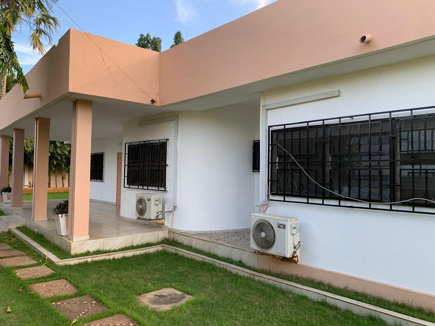 Villa à louer à Djidjolé – 350000 FCFA